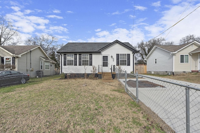 view of front of property featuring a front lawn