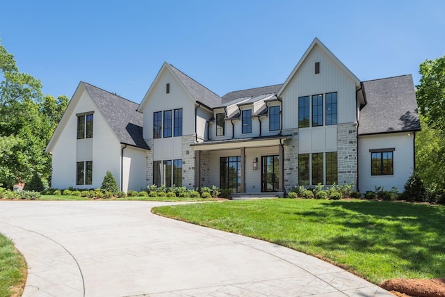 view of front of property featuring a front lawn