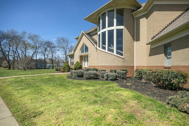 view of side of property featuring a lawn