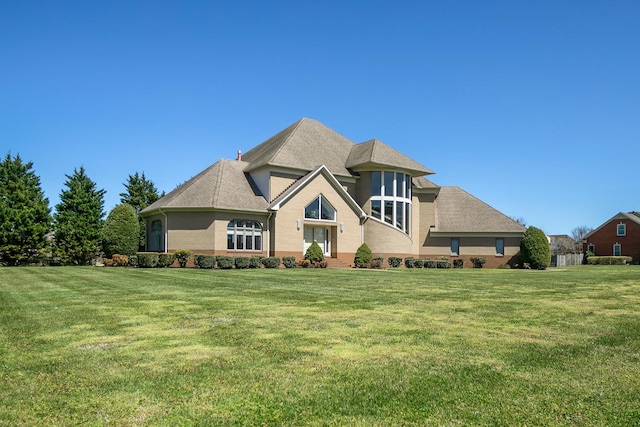 view of front of property featuring a front lawn