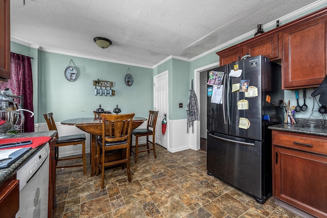 kitchen with dishwashing machine, refrigerator, ornamental molding, and a textured ceiling