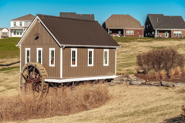 back of house featuring a lawn