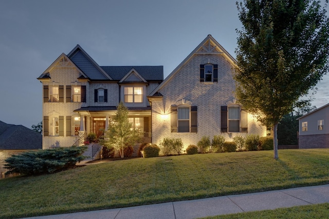 view of front of house featuring a yard