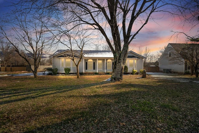 view of front of property featuring a lawn