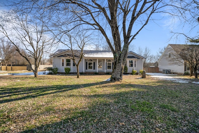 ranch-style house featuring a front lawn