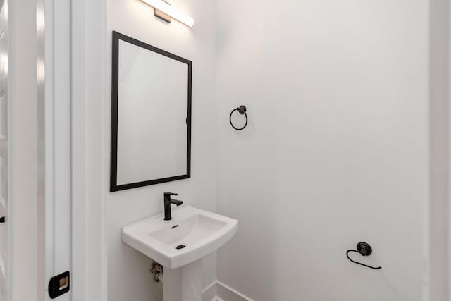 bathroom featuring sink