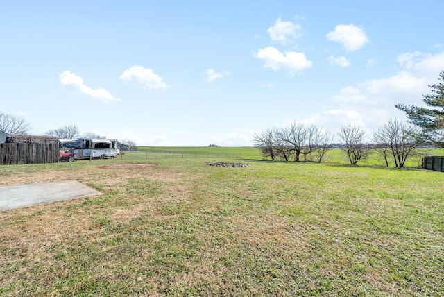 view of yard featuring a rural view