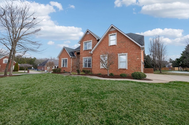 view of front facade featuring a front yard