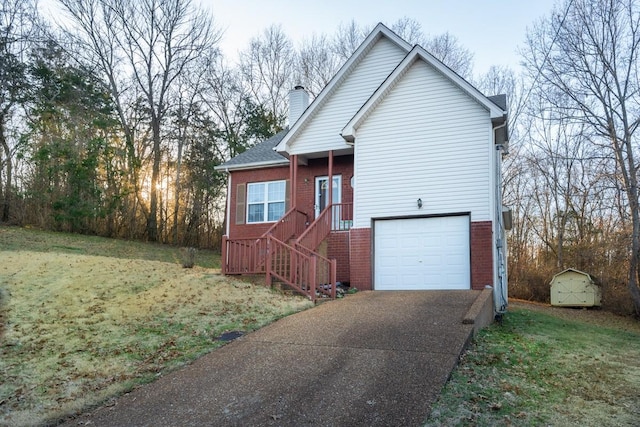 view of front facade featuring a garage and a front yard