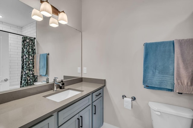 bathroom featuring a shower with shower curtain, vanity, and toilet