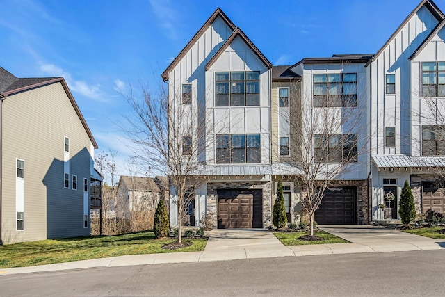 townhome / multi-family property featuring a garage