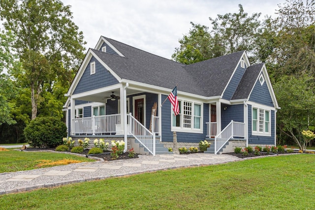 view of front of property featuring ceiling fan, a porch, and a front lawn