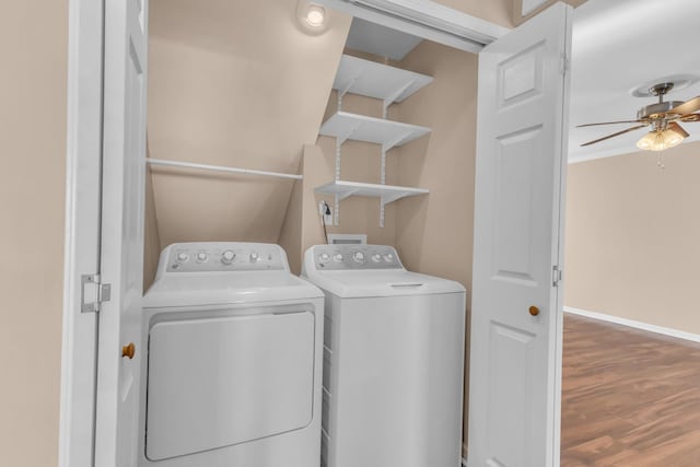 laundry room featuring washer and dryer, wood-type flooring, and ceiling fan