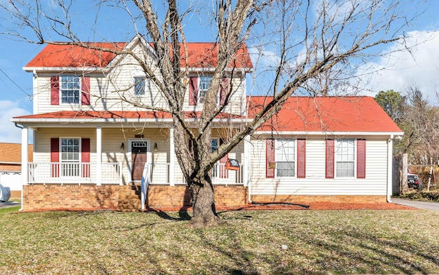 view of front facade featuring a porch and a front lawn