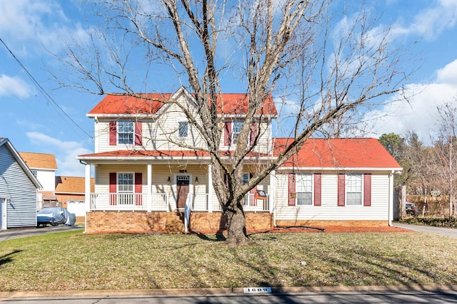 view of front of house with covered porch and a front lawn