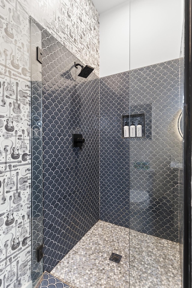 full bath featuring tiled shower