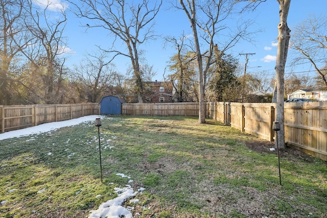 view of yard featuring a storage unit