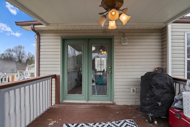 property entrance featuring ceiling fan