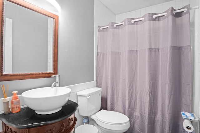 bathroom with toilet, a shower with shower curtain, and vanity