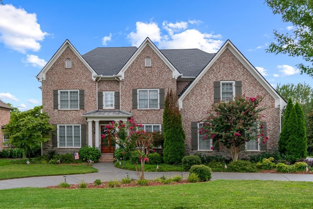 view of front of home featuring a front yard