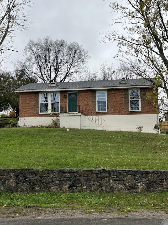 single story home featuring a front lawn