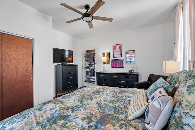 bedroom with ceiling fan