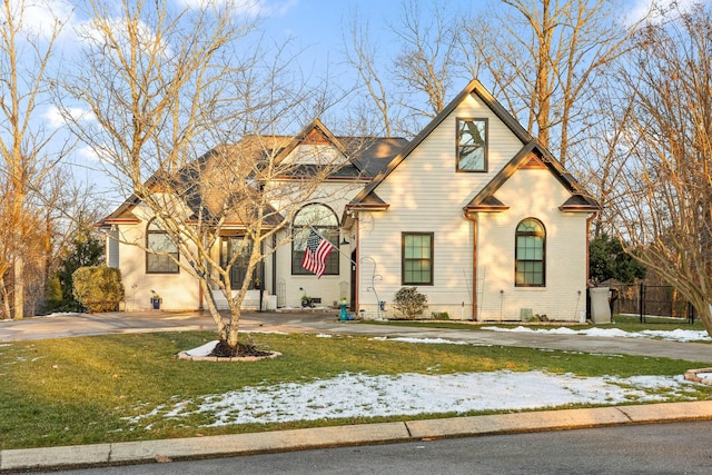 view of front of house featuring a lawn