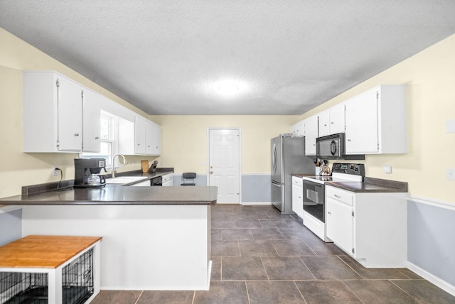 kitchen featuring sink, a textured ceiling, white cabinetry, kitchen peninsula, and electric stove