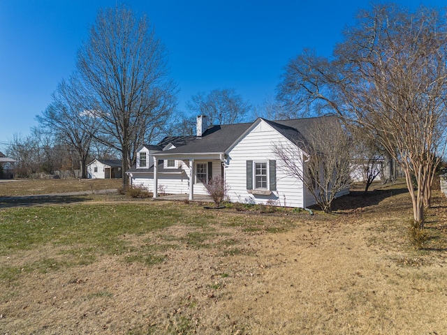 view of front of property featuring a front yard and covered porch