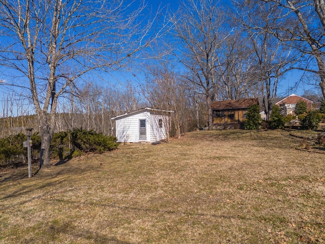 view of yard featuring a shed