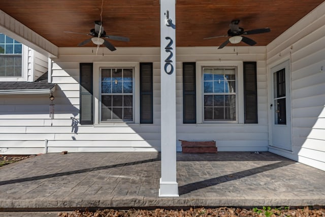 property entrance featuring ceiling fan