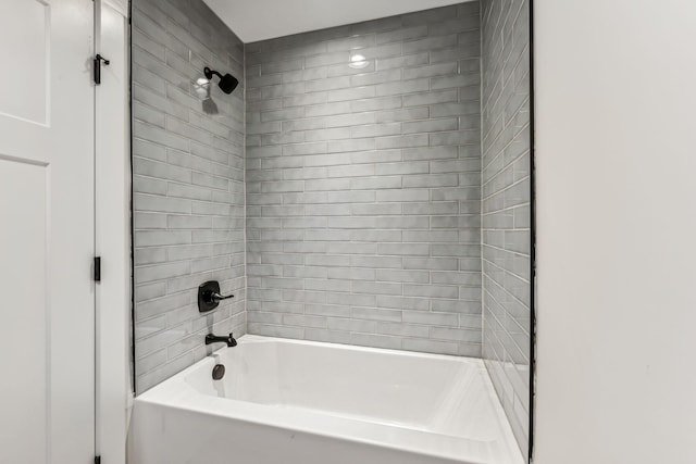 bathroom with tiled shower / bath combo