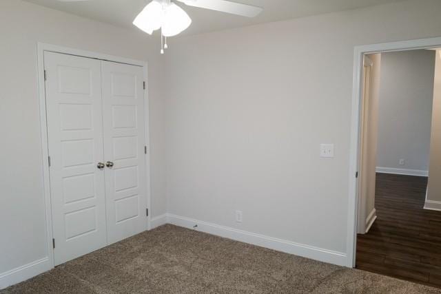 unfurnished bedroom featuring carpet, a closet, ceiling fan, and baseboards