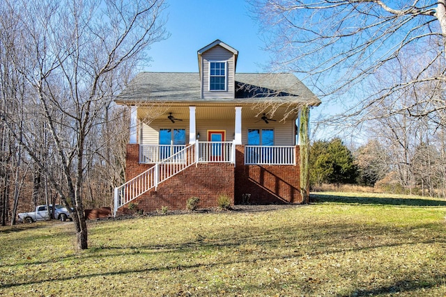 view of front of property with covered porch, ceiling fan, and a front lawn