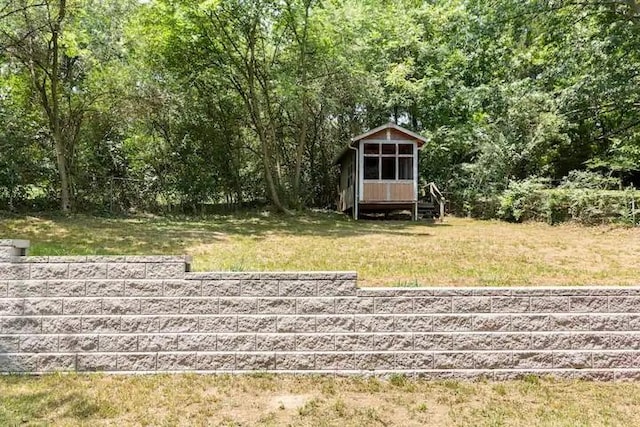 view of yard featuring a storage shed