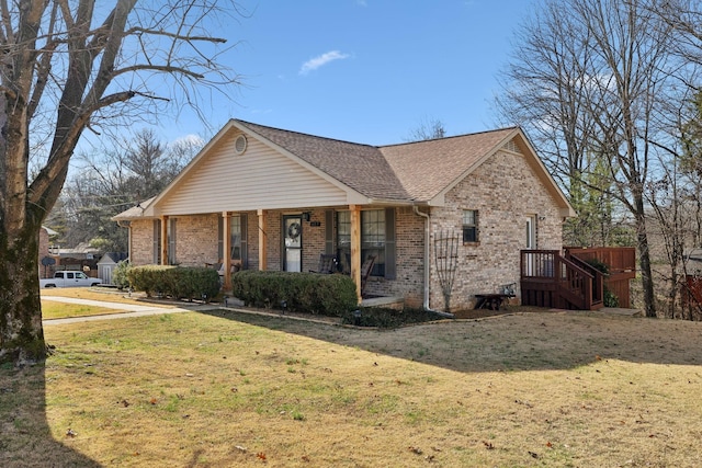 view of front facade featuring a porch and a front lawn