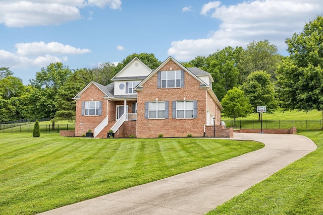 view of front of property featuring a front yard