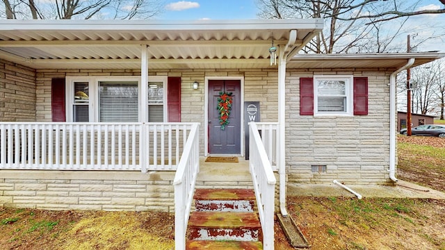 entrance to property featuring a porch