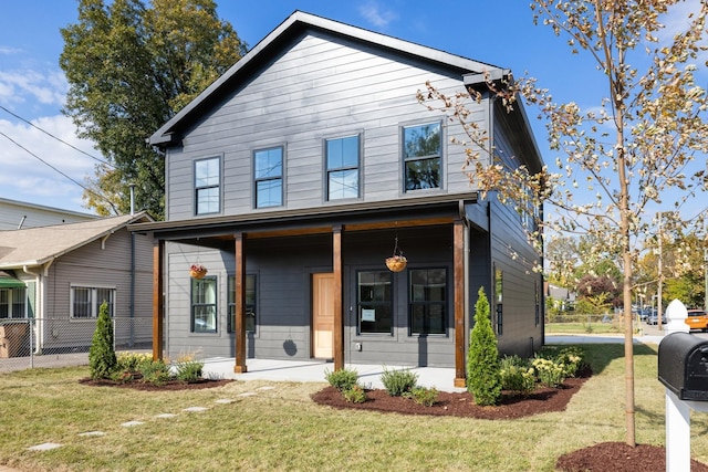 view of front of property featuring a front yard