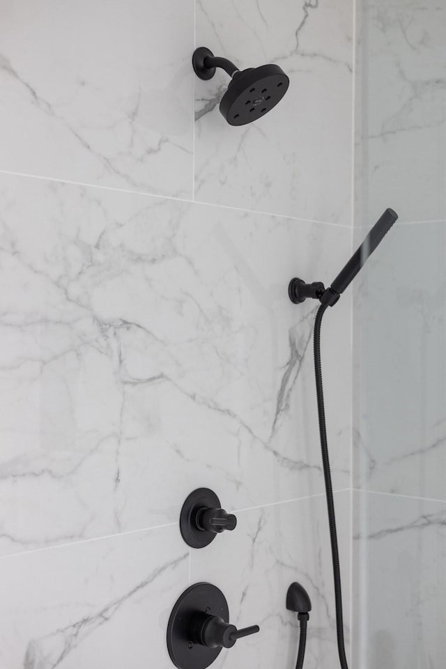 details featuring tiled shower