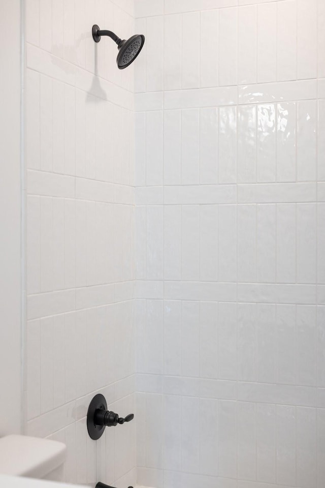 interior details with tiled shower / bath