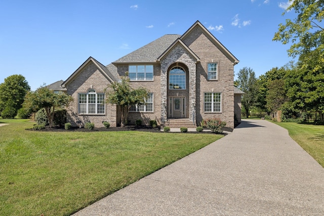 view of front facade featuring a front lawn