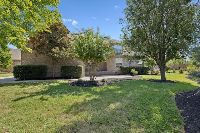 view of front of home featuring a patio area and a front yard