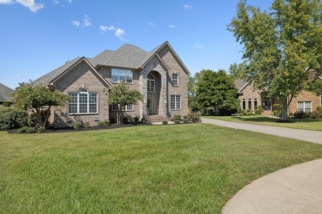 view of front of house featuring a front lawn