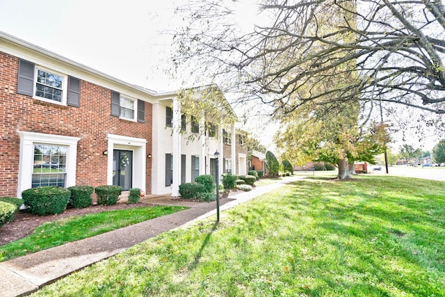 view of front of house with a front lawn