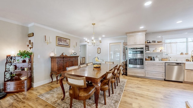 dining room featuring light hardwood / wood-style floors, a notable chandelier, and ornamental molding