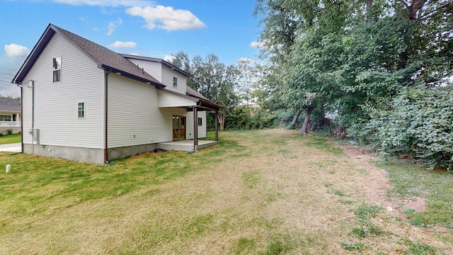 view of yard featuring a patio