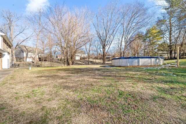 view of yard with a covered pool