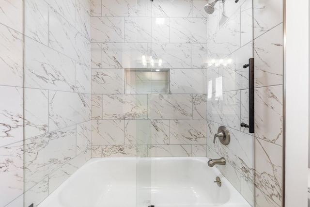 bathroom with tiled shower / bath combo