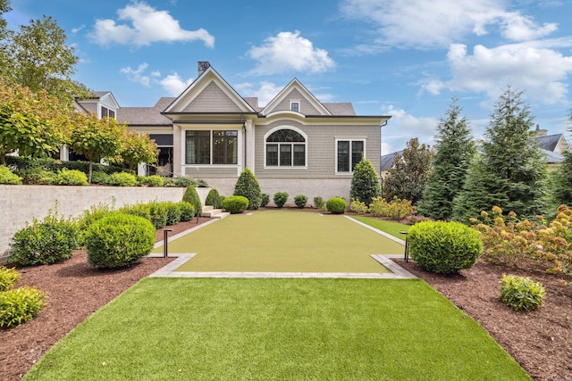 view of front facade featuring a front lawn